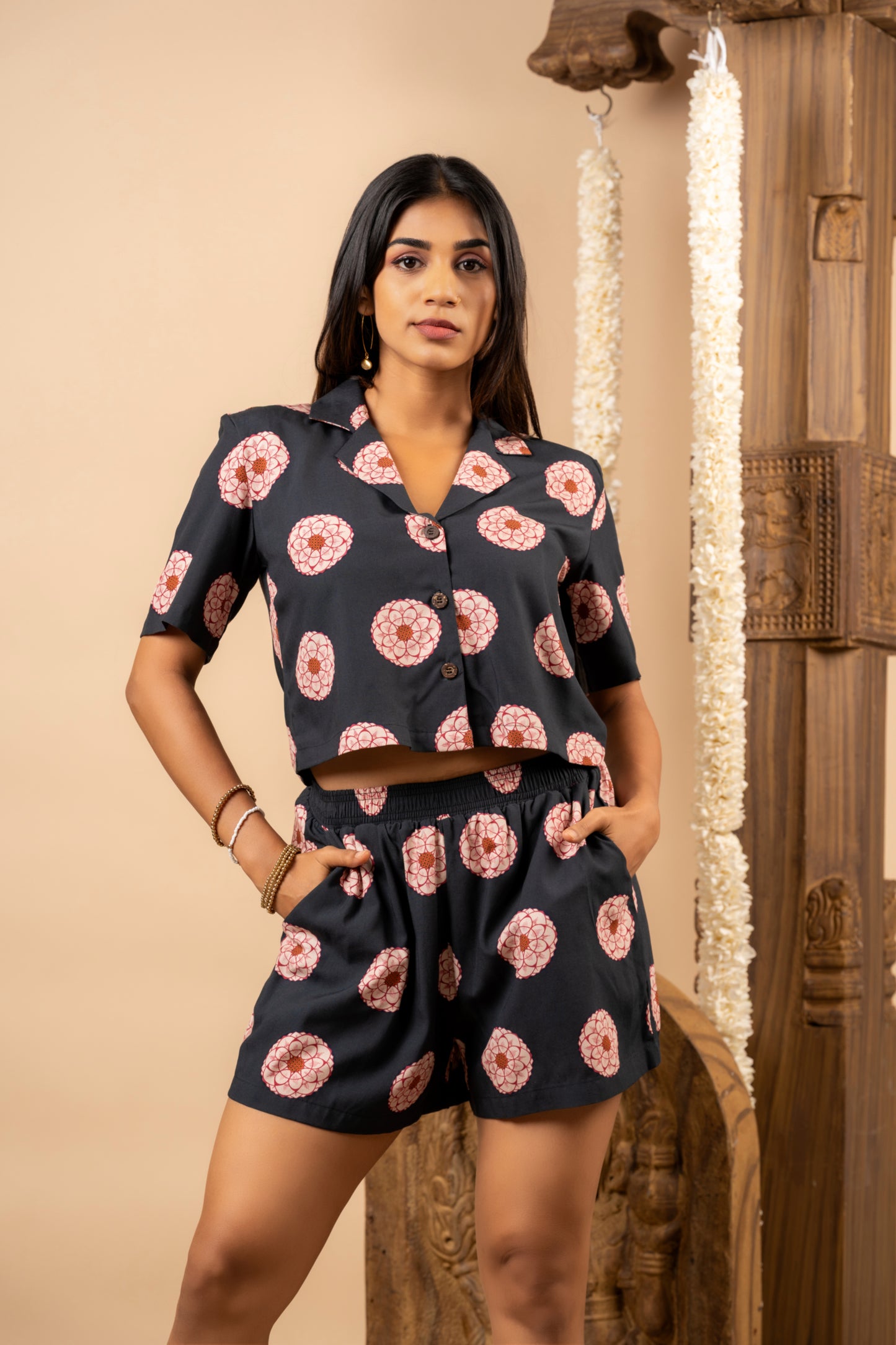 LOTUS FLOWER BLACK CROTOP SET